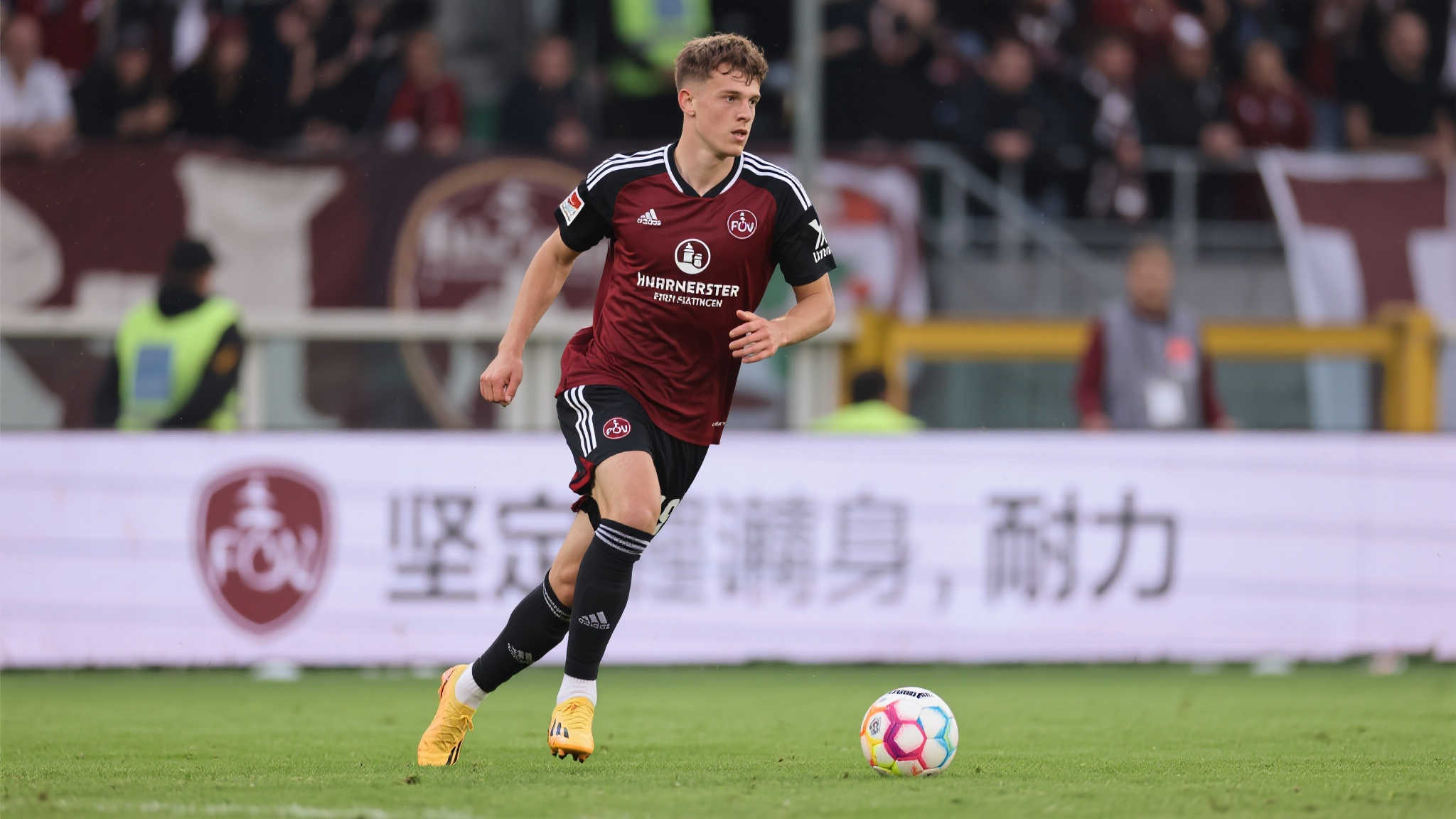 作为一名年轻有为却不乏稳健成熟风格的前锋，从法兰克